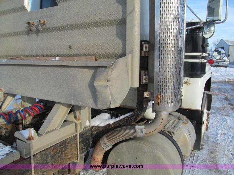 image for item F5908 1988 Mack R688ST semi truck