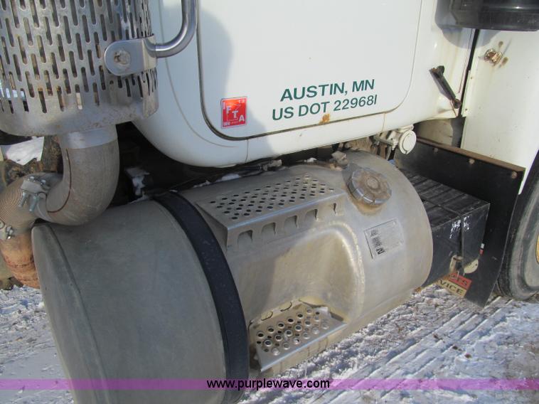 image for item F5908 1988 Mack R688ST semi truck