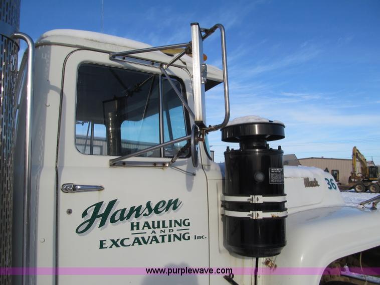 image for item F5908 1988 Mack R688ST semi truck