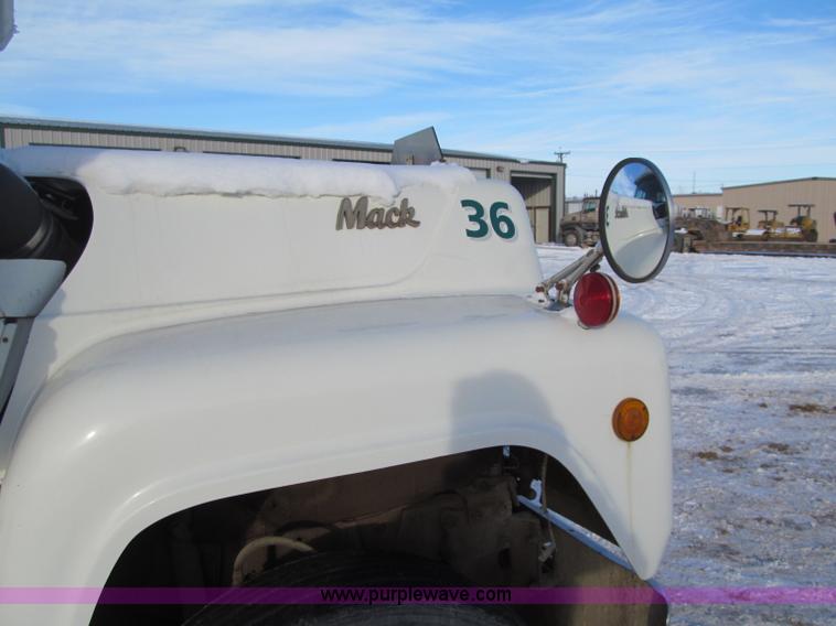 image for item F5908 1988 Mack R688ST semi truck