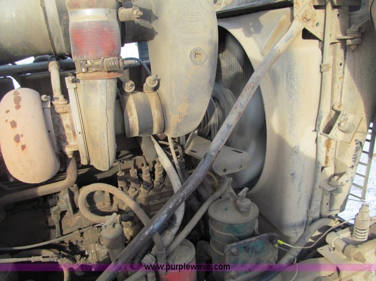 image for item F5908 1988 Mack R688ST semi truck