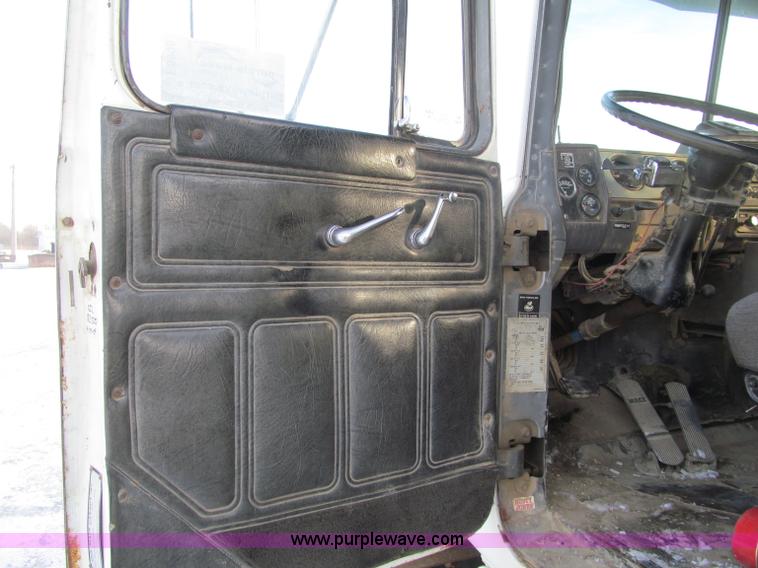 image for item F5908 1988 Mack R688ST semi truck