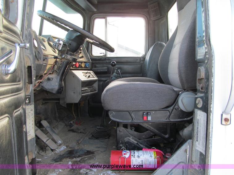 image for item F5908 1988 Mack R688ST semi truck