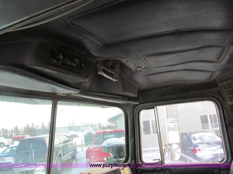 image for item F5908 1988 Mack R688ST semi truck