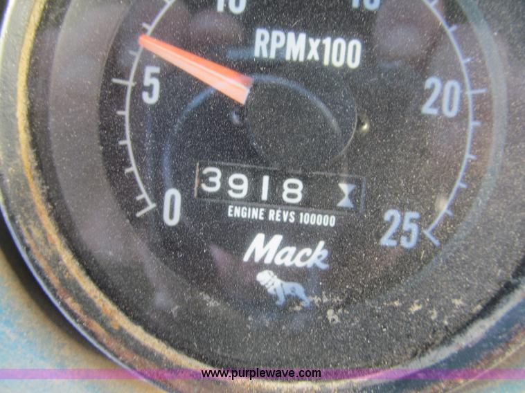 image for item F5908 1988 Mack R688ST semi truck