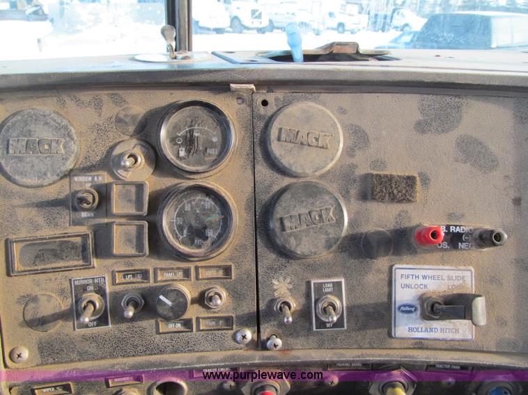 image for item F5908 1988 Mack R688ST semi truck