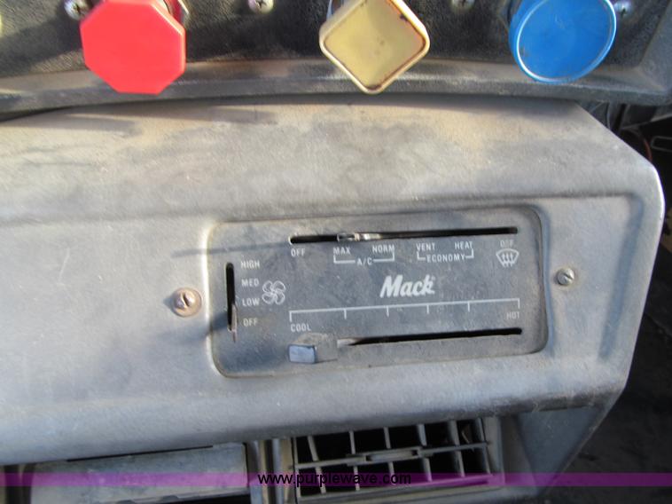 image for item F5908 1988 Mack R688ST semi truck