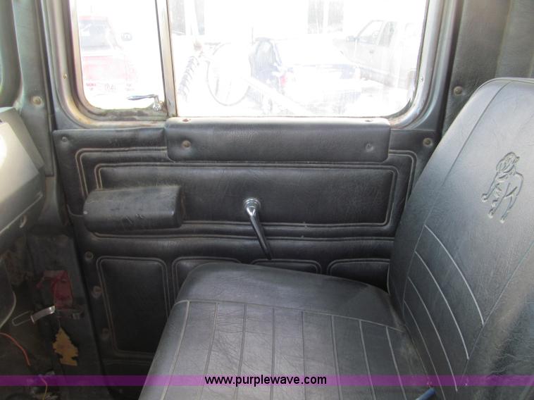 image for item F5908 1988 Mack R688ST semi truck