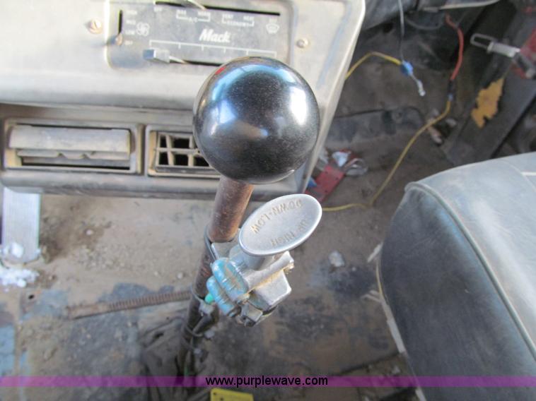 image for item F5908 1988 Mack R688ST semi truck