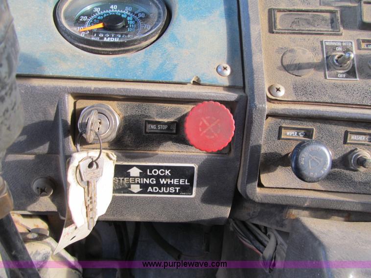 image for item F5908 1988 Mack R688ST semi truck