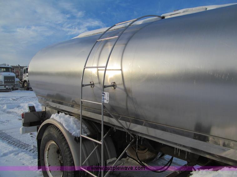 image for item F5911 Portable water tank trailer
