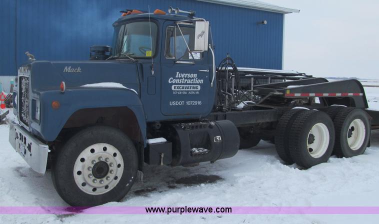 image for item F5917 1980 Mack R686ST semi truck