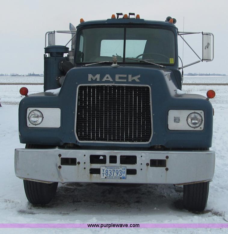 image for item F5917 1980 Mack R686ST semi truck