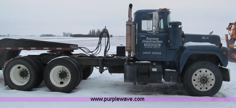 image for item F5917 1980 Mack R686ST semi truck