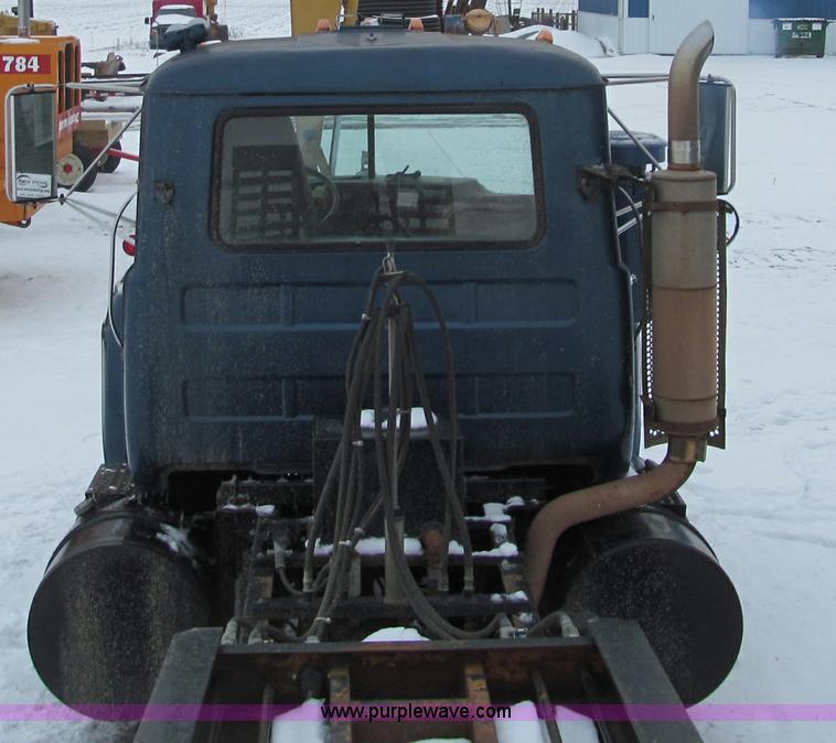 image for item F5917 1980 Mack R686ST semi truck