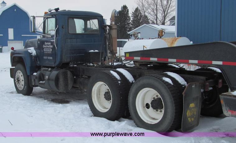 image for item F5917 1980 Mack R686ST semi truck