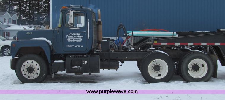 image for item F5917 1980 Mack R686ST semi truck