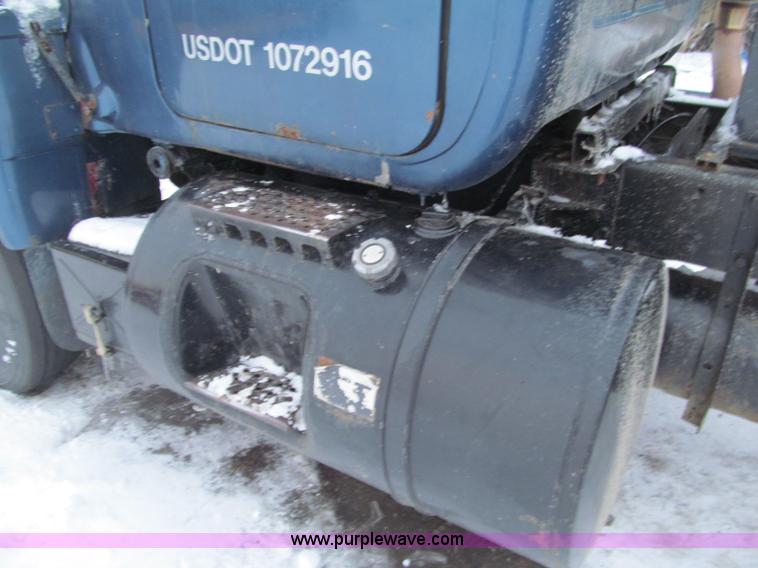 image for item F5917 1980 Mack R686ST semi truck