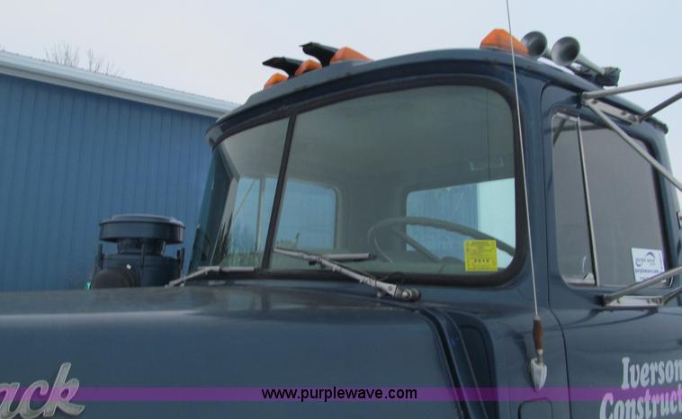 image for item F5917 1980 Mack R686ST semi truck