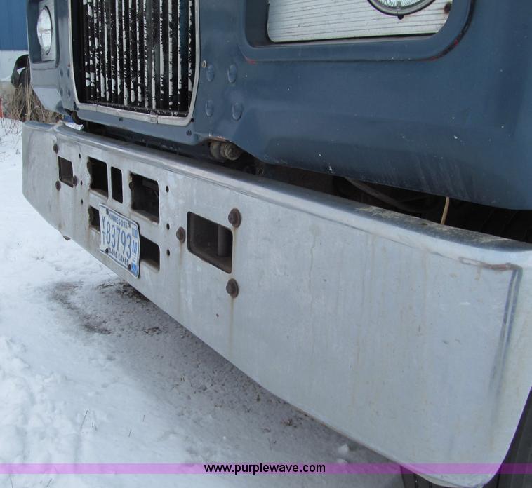 image for item F5917 1980 Mack R686ST semi truck