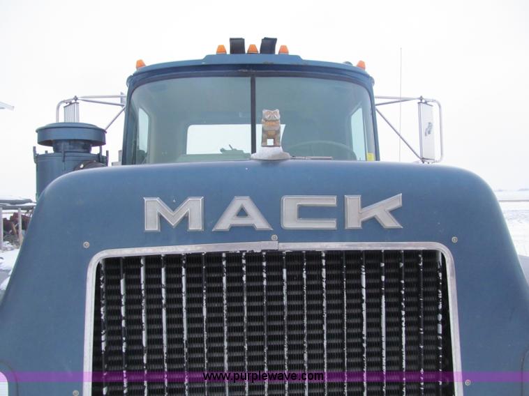 image for item F5917 1980 Mack R686ST semi truck