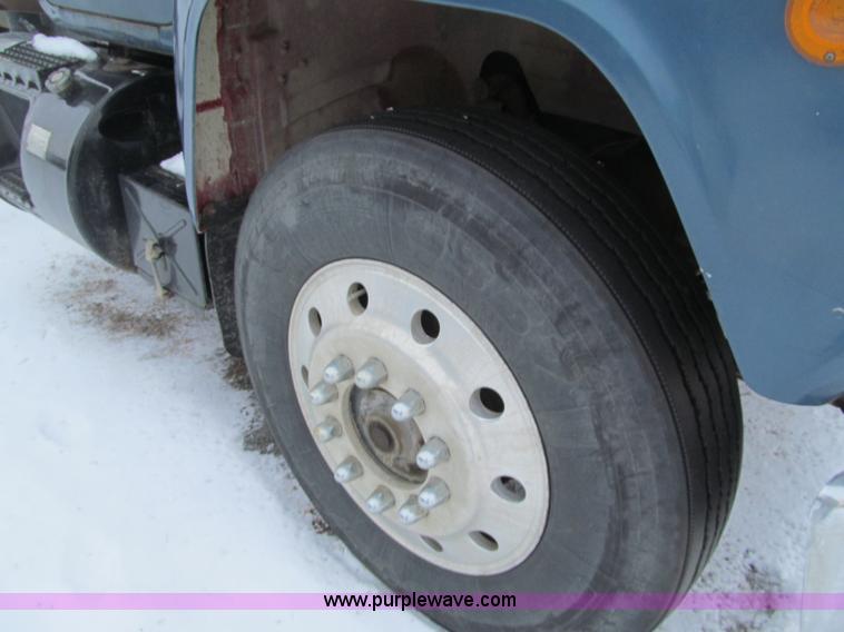 image for item F5917 1980 Mack R686ST semi truck