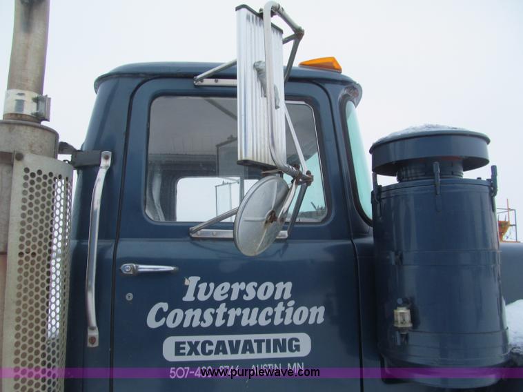 image for item F5917 1980 Mack R686ST semi truck