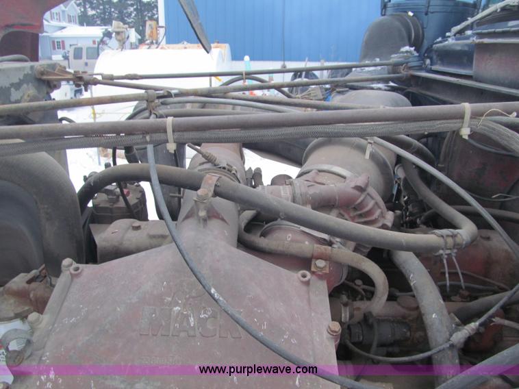 image for item F5917 1980 Mack R686ST semi truck