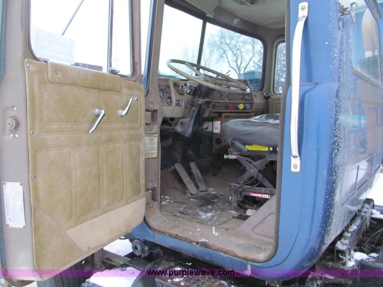 image for item F5917 1980 Mack R686ST semi truck