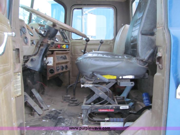 image for item F5917 1980 Mack R686ST semi truck