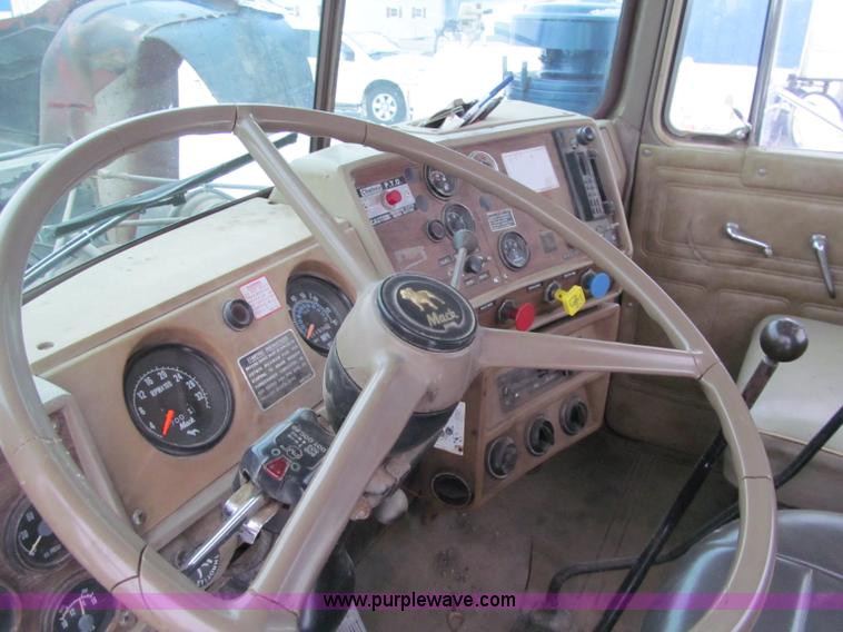 image for item F5917 1980 Mack R686ST semi truck