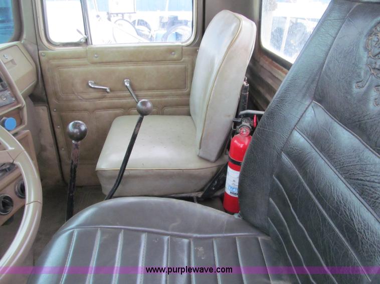 image for item F5917 1980 Mack R686ST semi truck