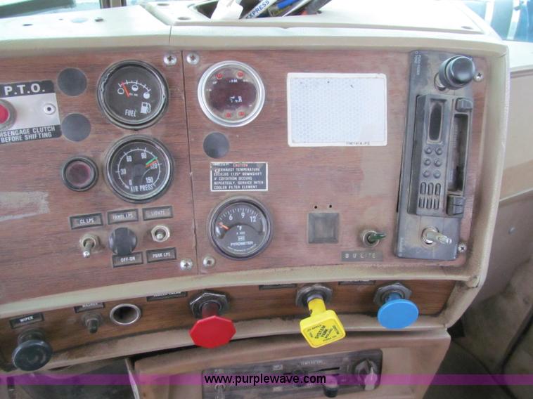 image for item F5917 1980 Mack R686ST semi truck