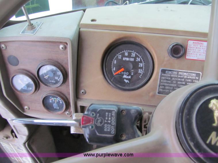 image for item F5917 1980 Mack R686ST semi truck