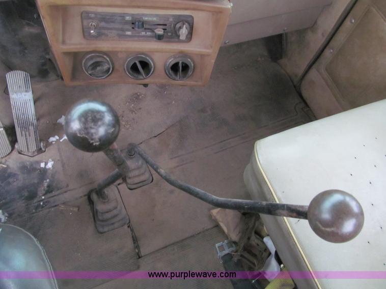 image for item F5917 1980 Mack R686ST semi truck