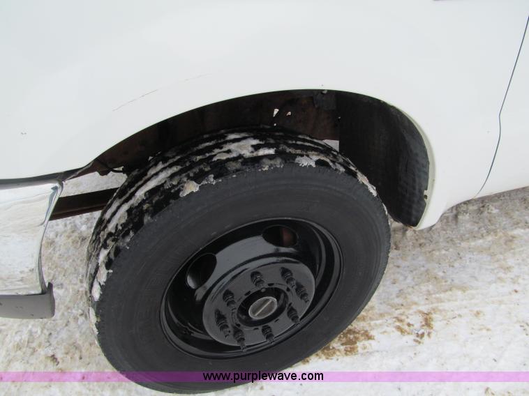 image for item F5918 1999 Ford F550 XLT Super Duty Crew Cab pickup truck