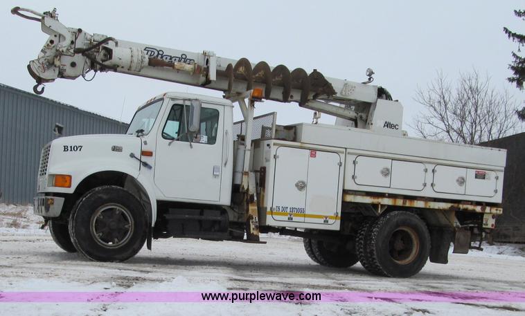 image for item F5919 1997 International 4700 Digger Derrick truck