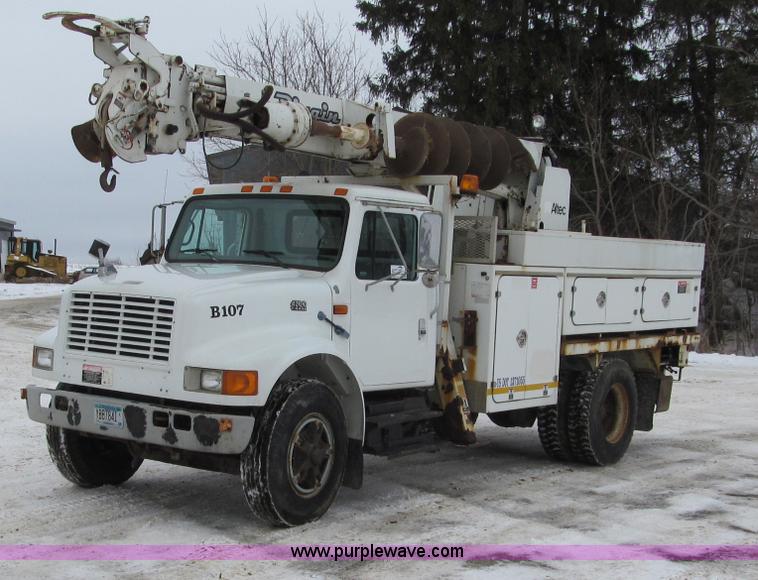 image for item F5919 1997 International 4700 Digger Derrick truck