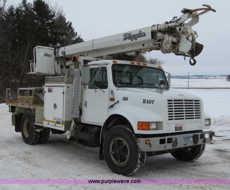 image for item F5919 1997 International 4700 Digger Derrick truck