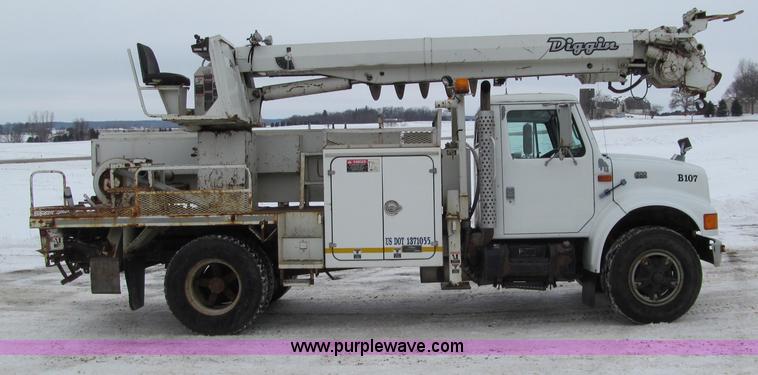 image for item F5919 1997 International 4700 Digger Derrick truck