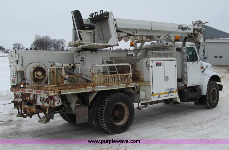 image for item F5919 1997 International 4700 Digger Derrick truck