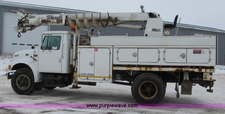 image for item F5919 1997 International 4700 Digger Derrick truck