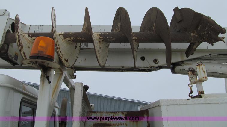 image for item F5919 1997 International 4700 Digger Derrick truck