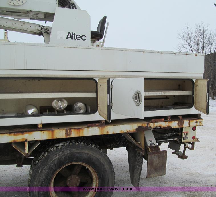 image for item F5919 1997 International 4700 Digger Derrick truck