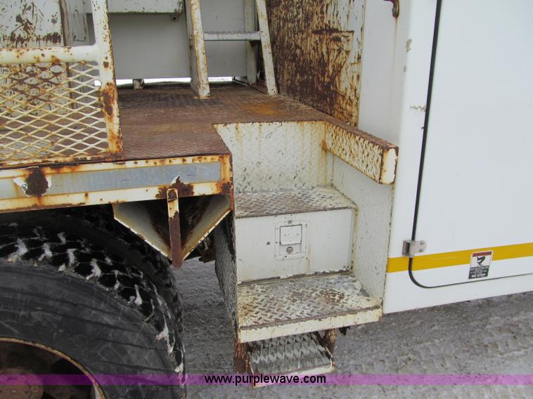 image for item F5919 1997 International 4700 Digger Derrick truck