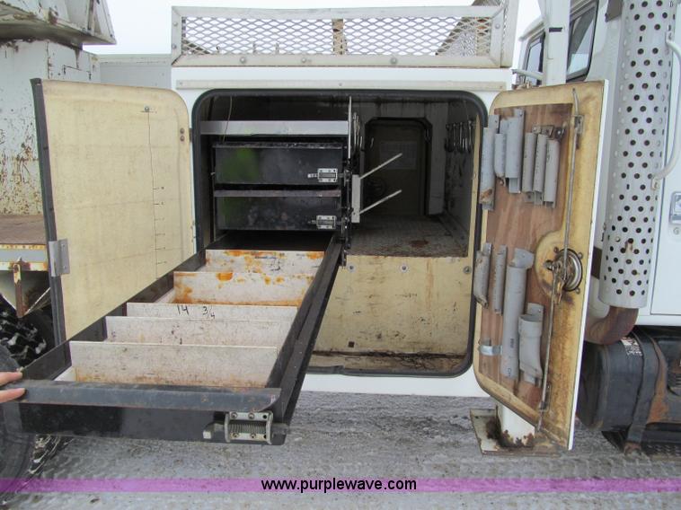 image for item F5919 1997 International 4700 Digger Derrick truck