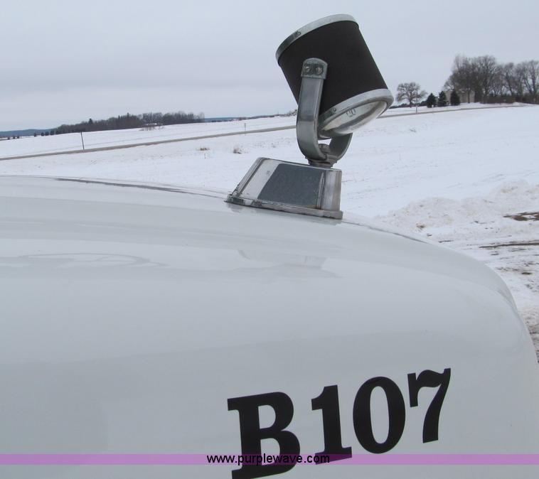 image for item F5919 1997 International 4700 Digger Derrick truck