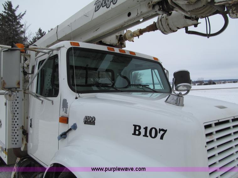 image for item F5919 1997 International 4700 Digger Derrick truck