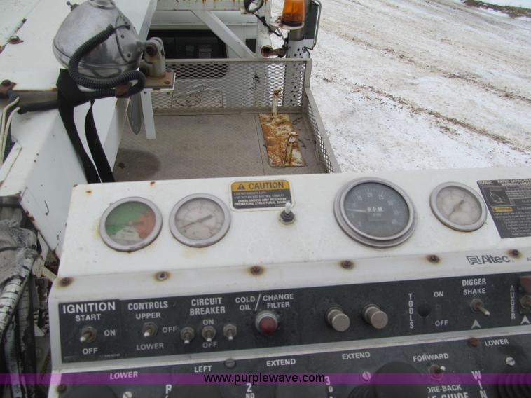 image for item F5919 1997 International 4700 Digger Derrick truck