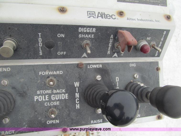 image for item F5919 1997 International 4700 Digger Derrick truck